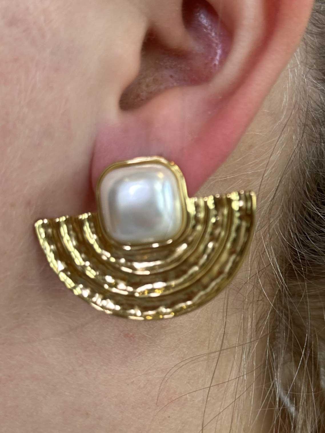 Samantha - Guldfärgade örhängen med fyrkantig pärla